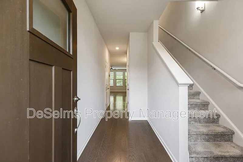 3 bed, 2.5 bath, 1734 sqft, $2,200 — Photo 4