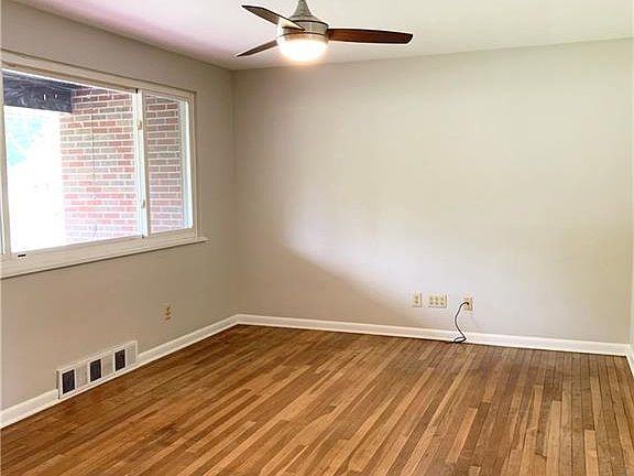 4th image of 282 Park End Dr