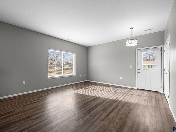 2nd image of 300 N Oaks Ave