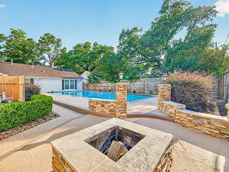 10602 Longmont Dr — Photo 46