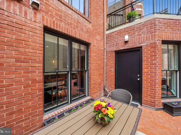 211 Church St APT M, Philadelphia, PA 19106
