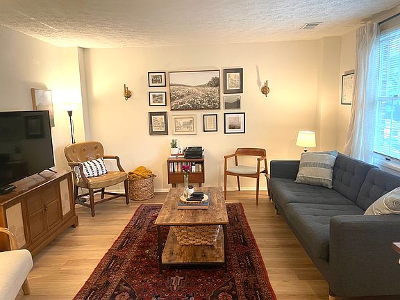 4th image of 8163 Willowdale Ct