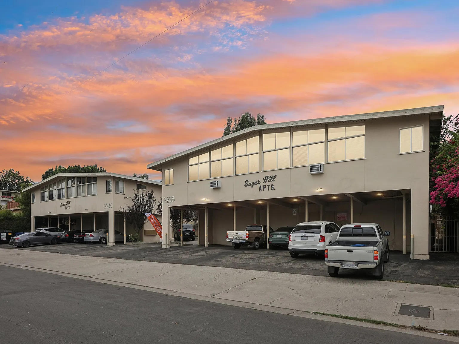 Quiet Jefferson Park Apartments Spacious, Secure & Centrally Located — Photo 2