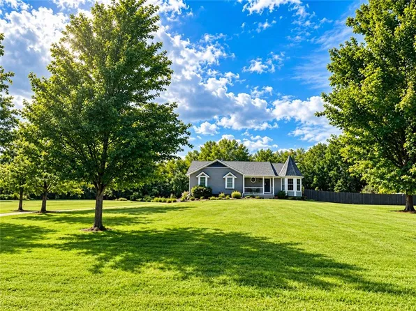 24112 S Tanaine Ln, Peculiar, MO 64078