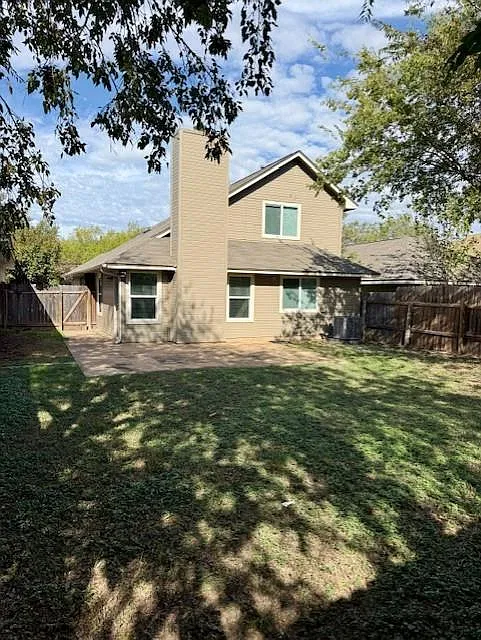 3 bed, 2.0 bath, 1317 sqft, $1,600 — Photo 2