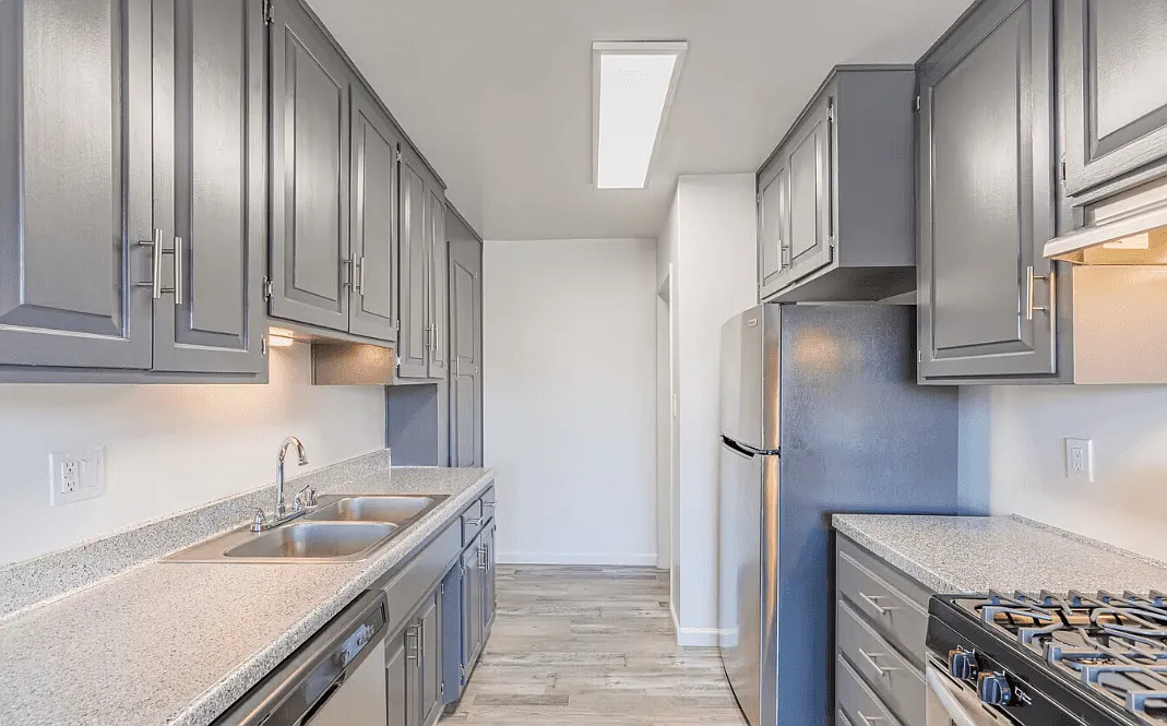 Ivanhoe Village Apartments — Photo 2