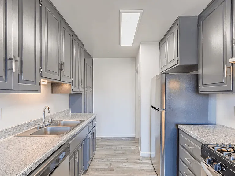 Ivanhoe Village Apartments — Photo 2