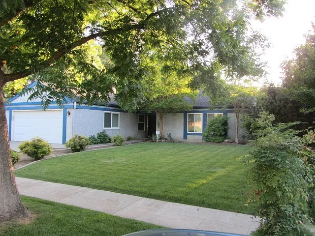6669 N Winery Ave photo 1