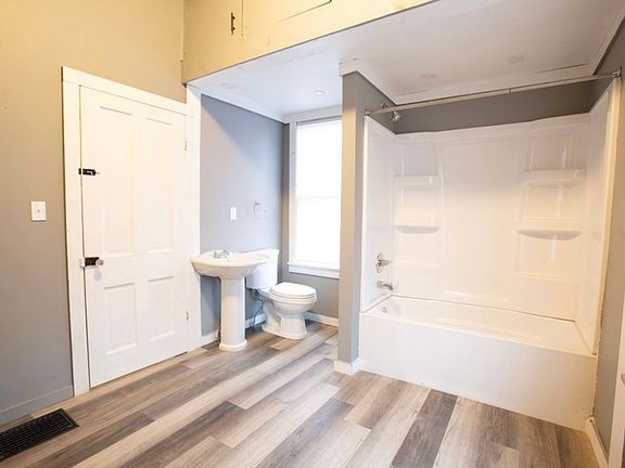 4th image of 429 N 2nd Ave