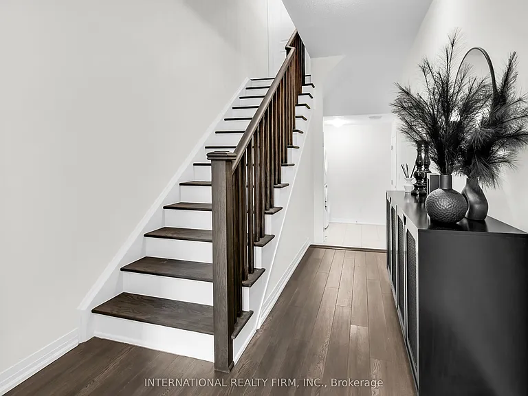 148 Turnberry Ln — Photo 3