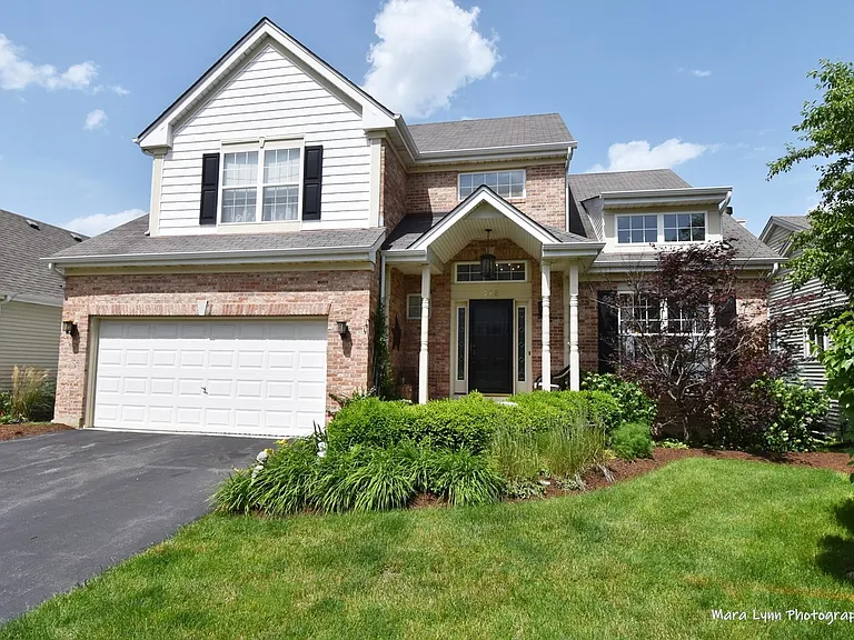 718 Viewpointe Dr — Photo 1
