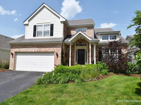 718 Viewpointe Dr, St Charles, IL 60174