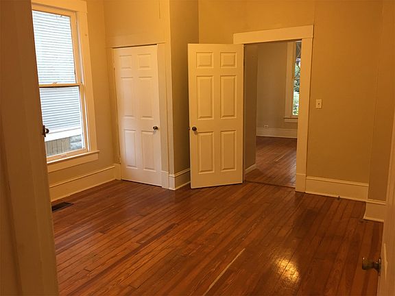 3rd image of 924 Jefferson Pl