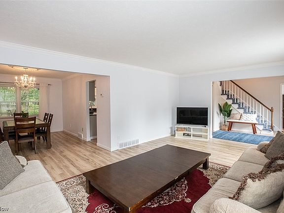 3rd image of 9880 Applewood Dr