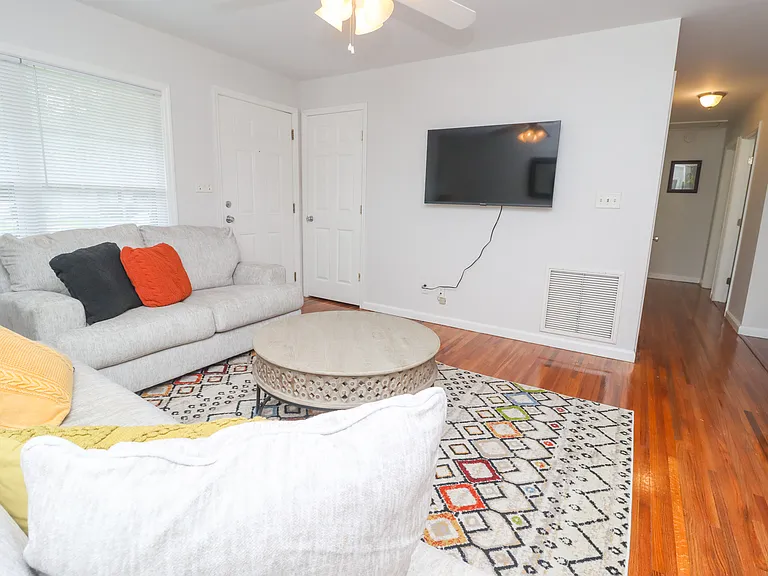 1904 Karen Ln — Photo 7