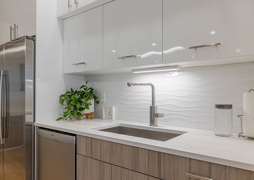 Grohe faucet / backsplash