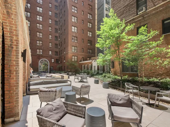 160 East 48th Street image 6 of 20