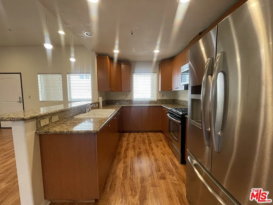 3 bed, 3.0 bath, 1700 sqft, $3,990 — Photo 3