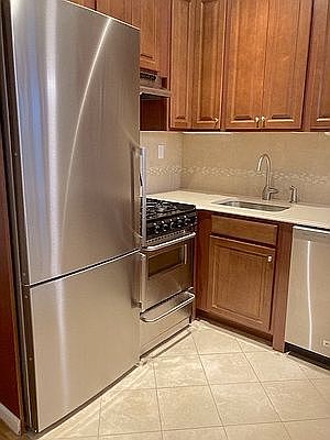 2nd image of 41 W 69th St #5