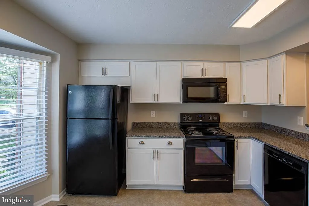 3 bed, 2.5 bath, 1452 sqft, $2,400 — Photo 3