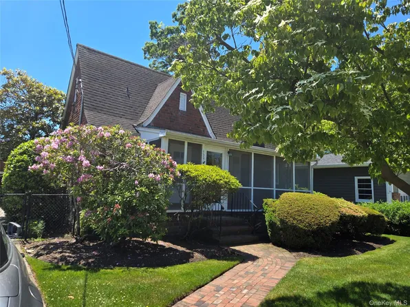 160 Glengariff Rd, Massapequa Park, NY 11762