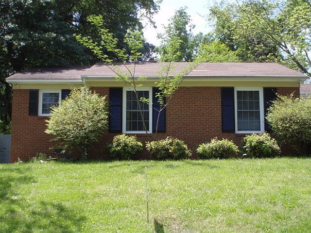 Just 3 doors from Chantilly Park