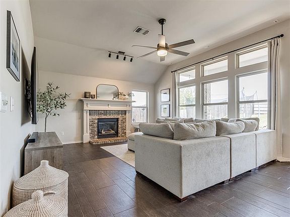 4th image of 3113 Yosemite Dr