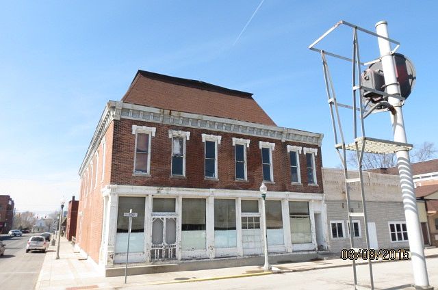 1st image of 211 S Railroad St