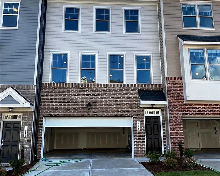 1015 Larabee Ln — Photo 1