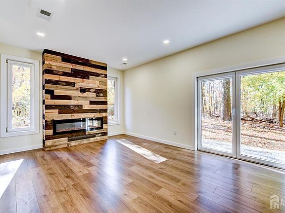 4th image of 18 Chamberlain Ave