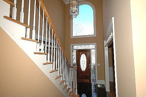 2-story Foyer w/granite floor