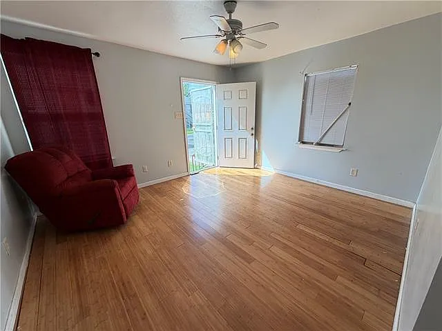 3 bed, 1.0 bath, 911 sqft, $1,650 — Photo 3