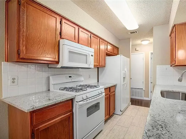 2704 Crownspoint Dr — Photo 3