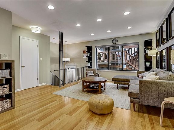 4th image of 2907 W Argyle St APT B