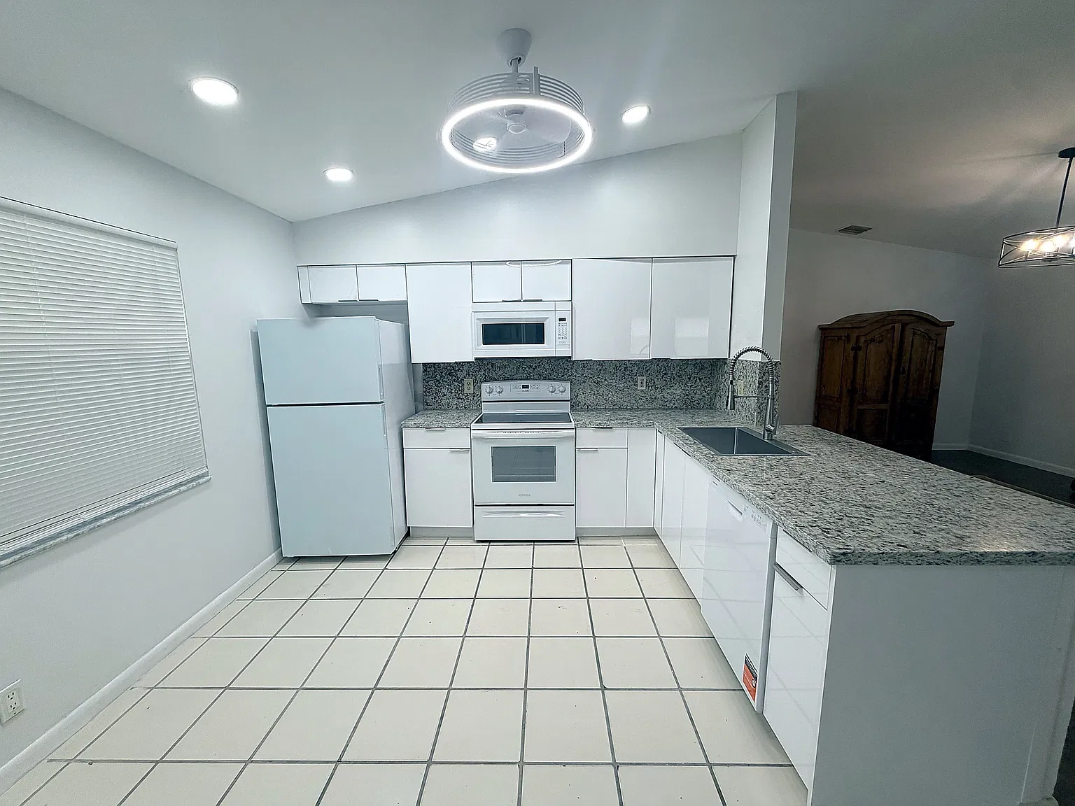2 bed, 1010 sqft, $2,600 — Photo 3