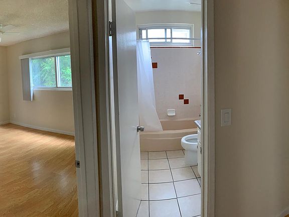 4th image of 16214 Vanowen St #4
