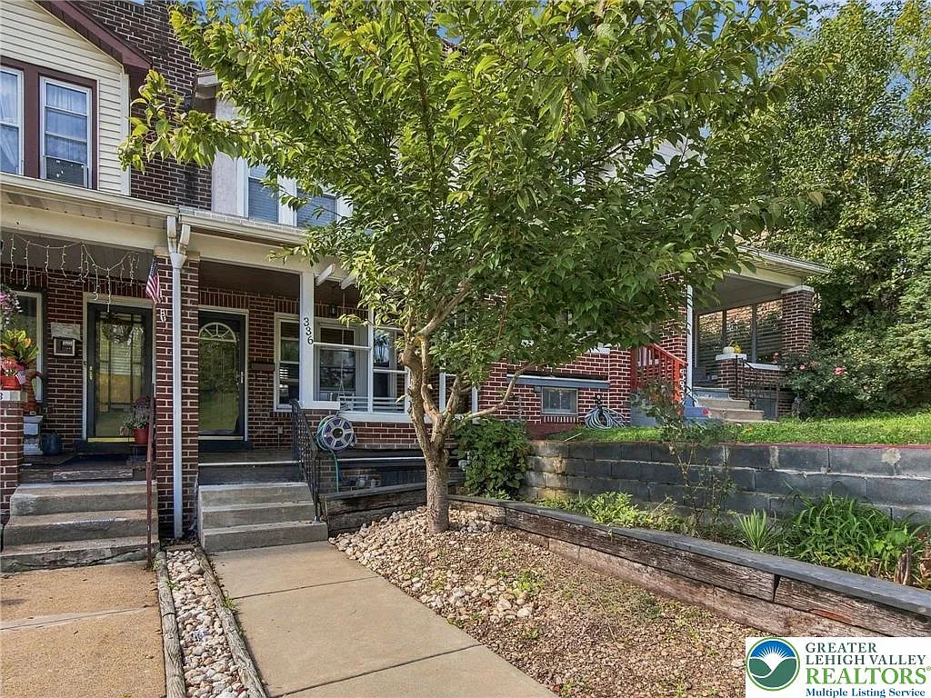 3 bed, 1.5 bath, 1180 sqft, $1,950 — Photo 2