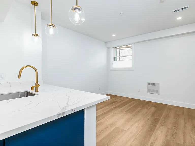 655 Powell — Photo 15