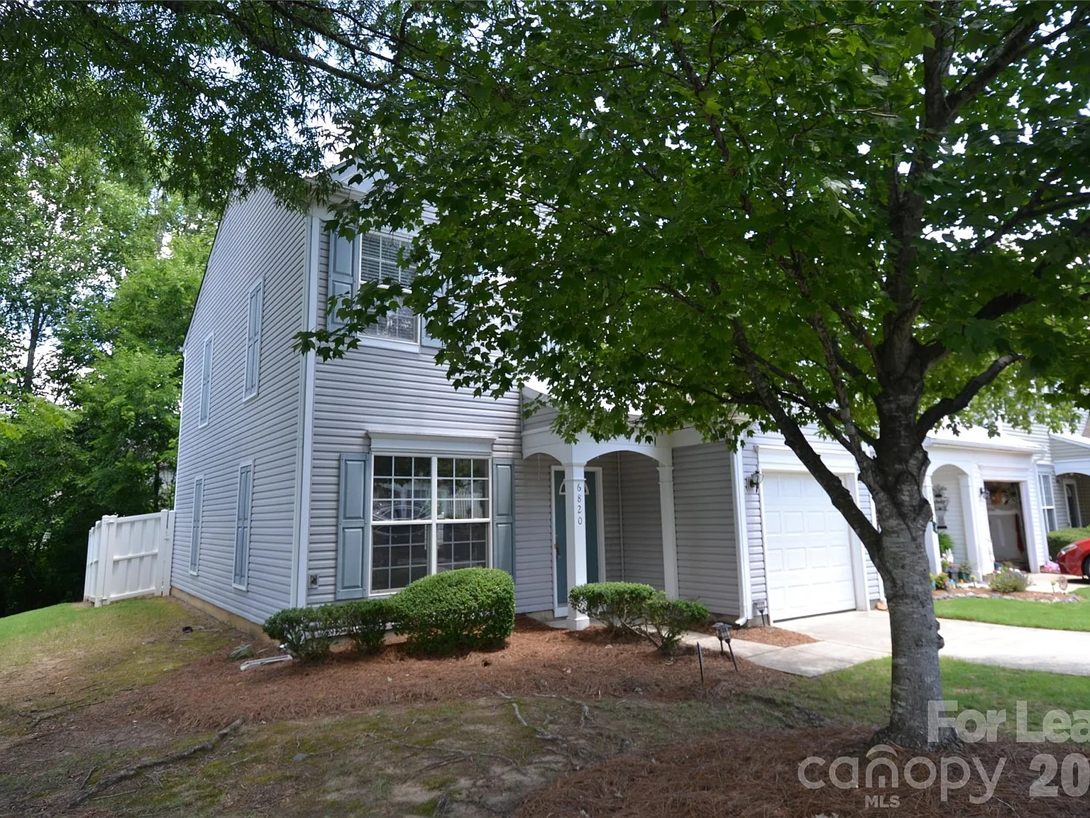 3 bed, 2.5 bath, 1660 sqft, $2,025 — Photo 2