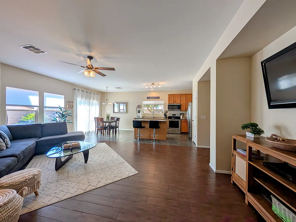 653 W Tanner Robert Pl