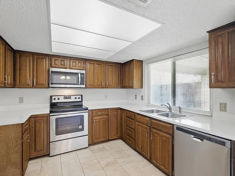 338 Edgewood Dr — Photo 8