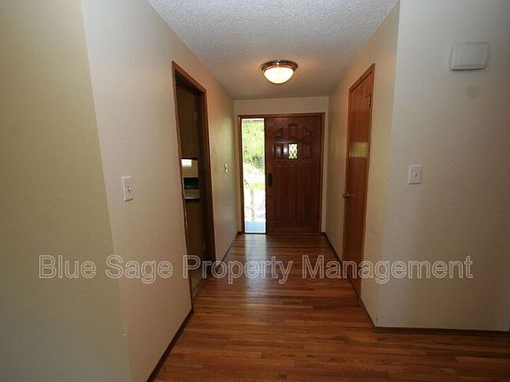 3rd image of 131 Leslie Ln
