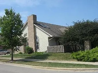 140 Canterbury Ct photo 1