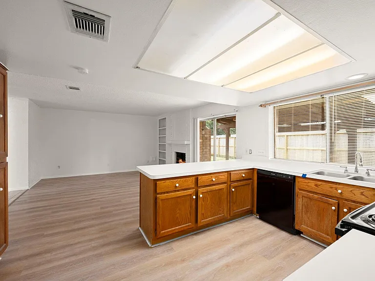 7415 Creekfield Dr — Photo 20
