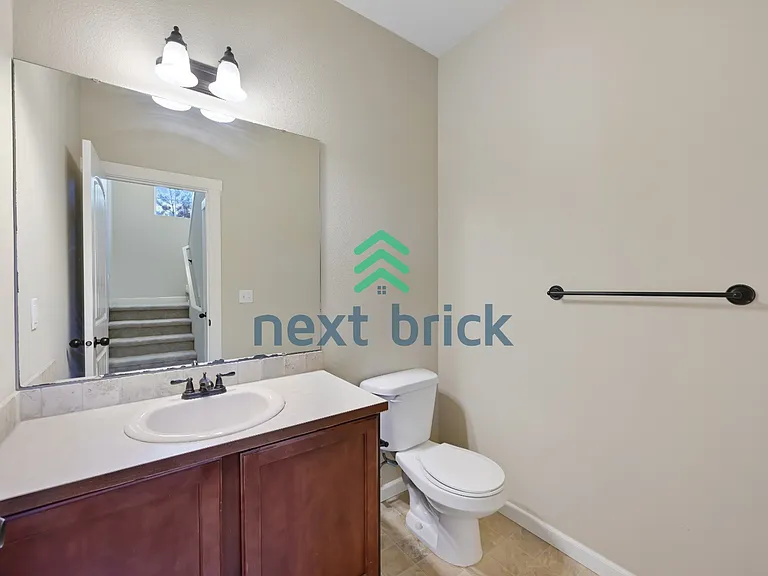 323 Graham Ave NE — Photo 17