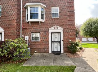 8 Downing St, Charleston, WV