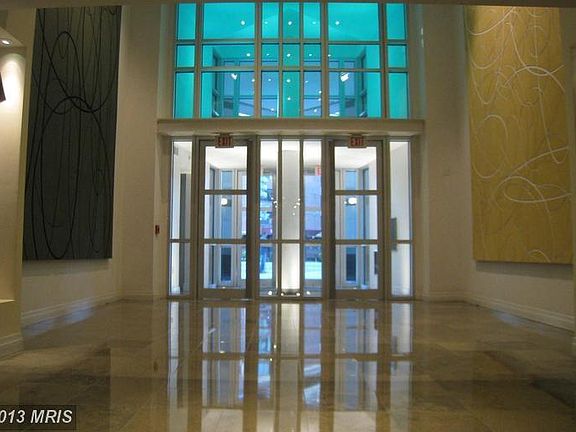 Modern Lobby/Gallery