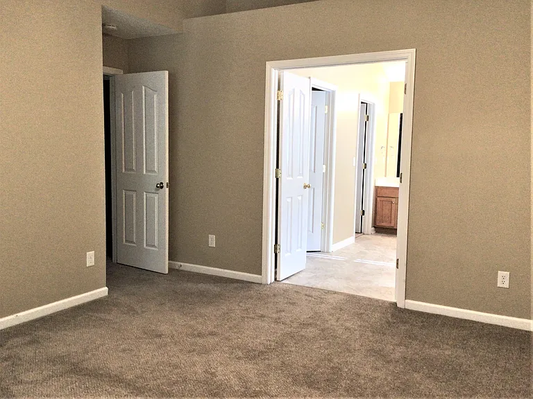 324 Highgate Cir — Photo 9