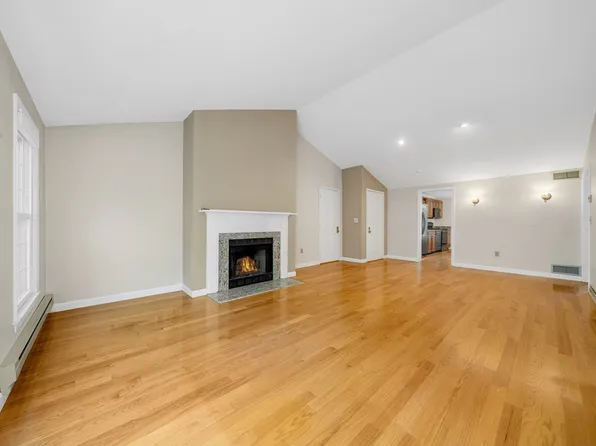 28 Essex Green Ln #D, Peabody, MA 01960