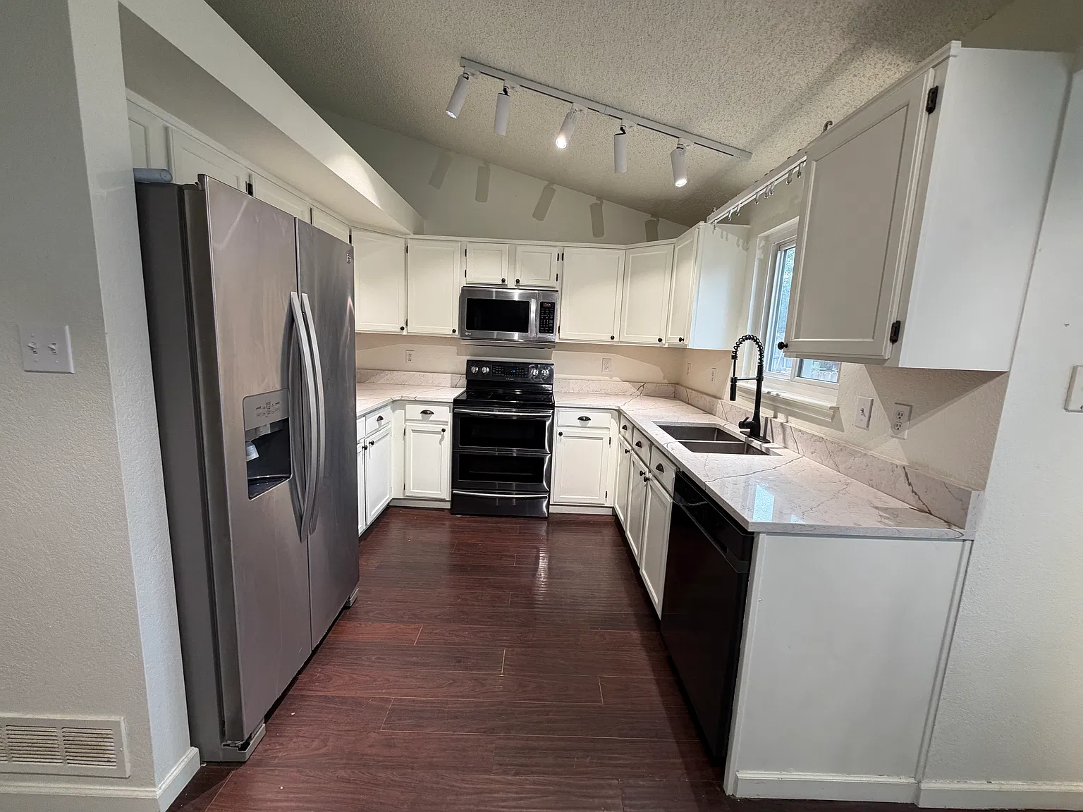 3 bed, $2,300 — Photo 4